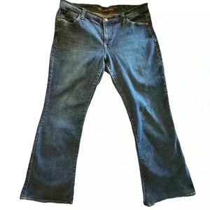 Old Navy size 14 Sweetheart style denim jean.‎ Reg fit . Medium wash.